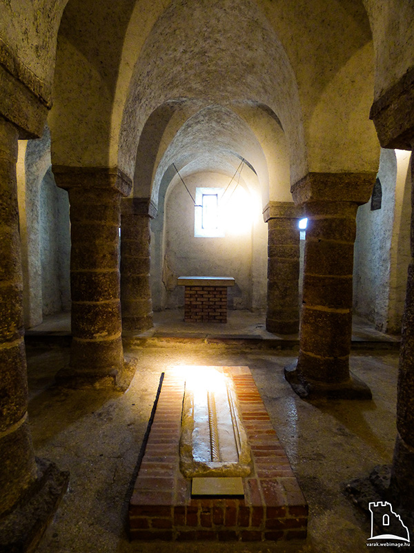 A 11. századi altemplom I. András sírjával
