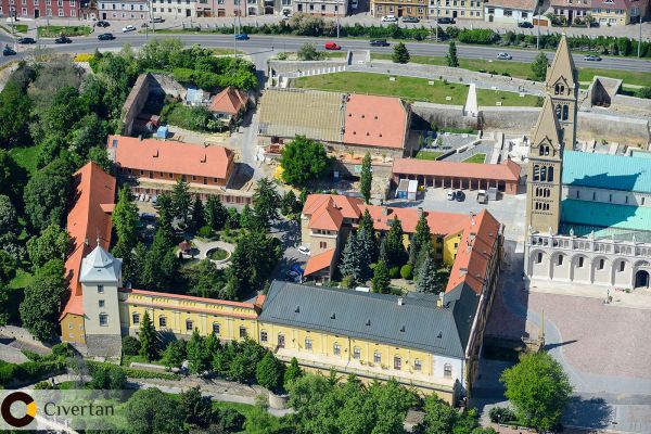 Pécs: püspökvár és városfalak